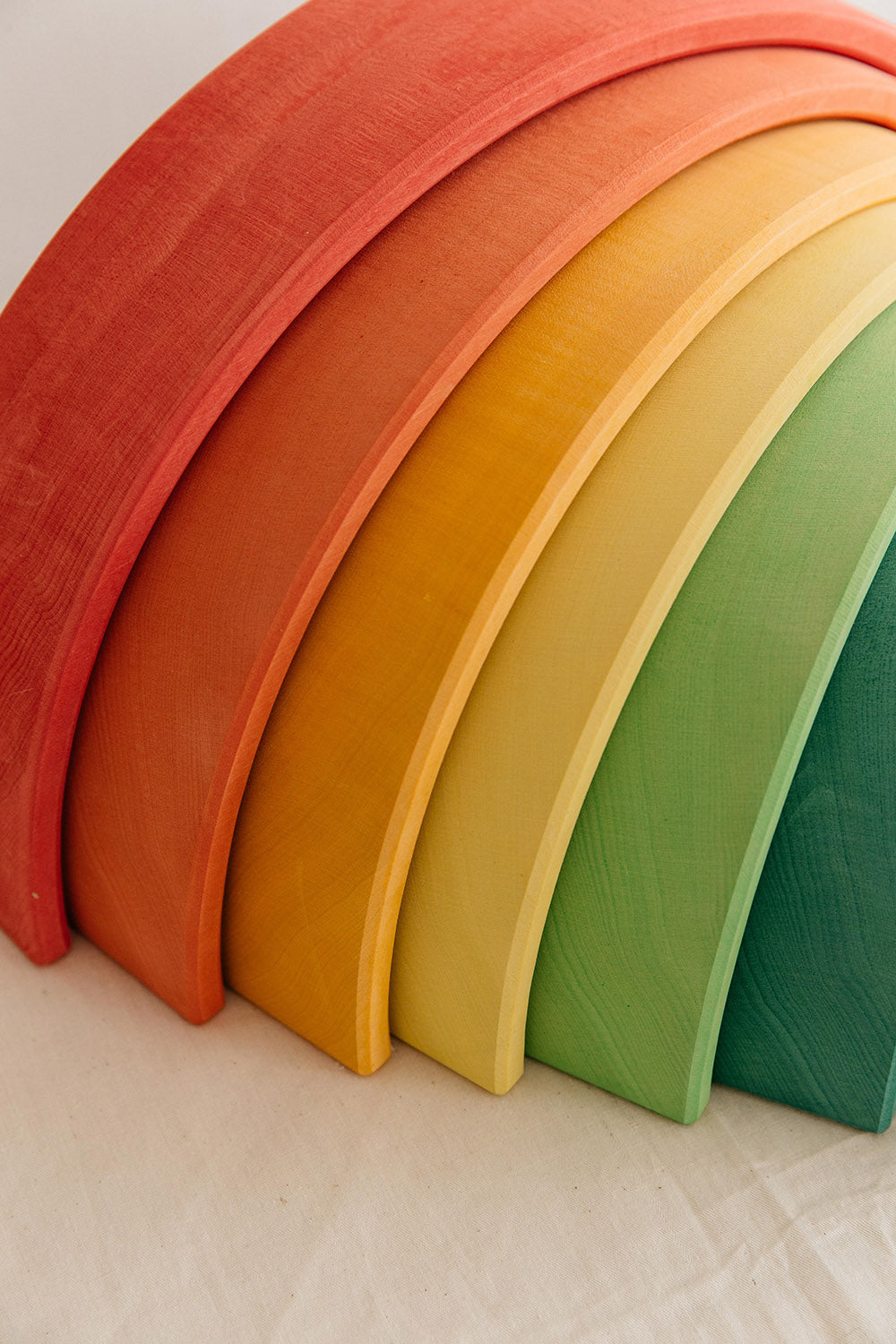 Display to cut open the details of every rainbow